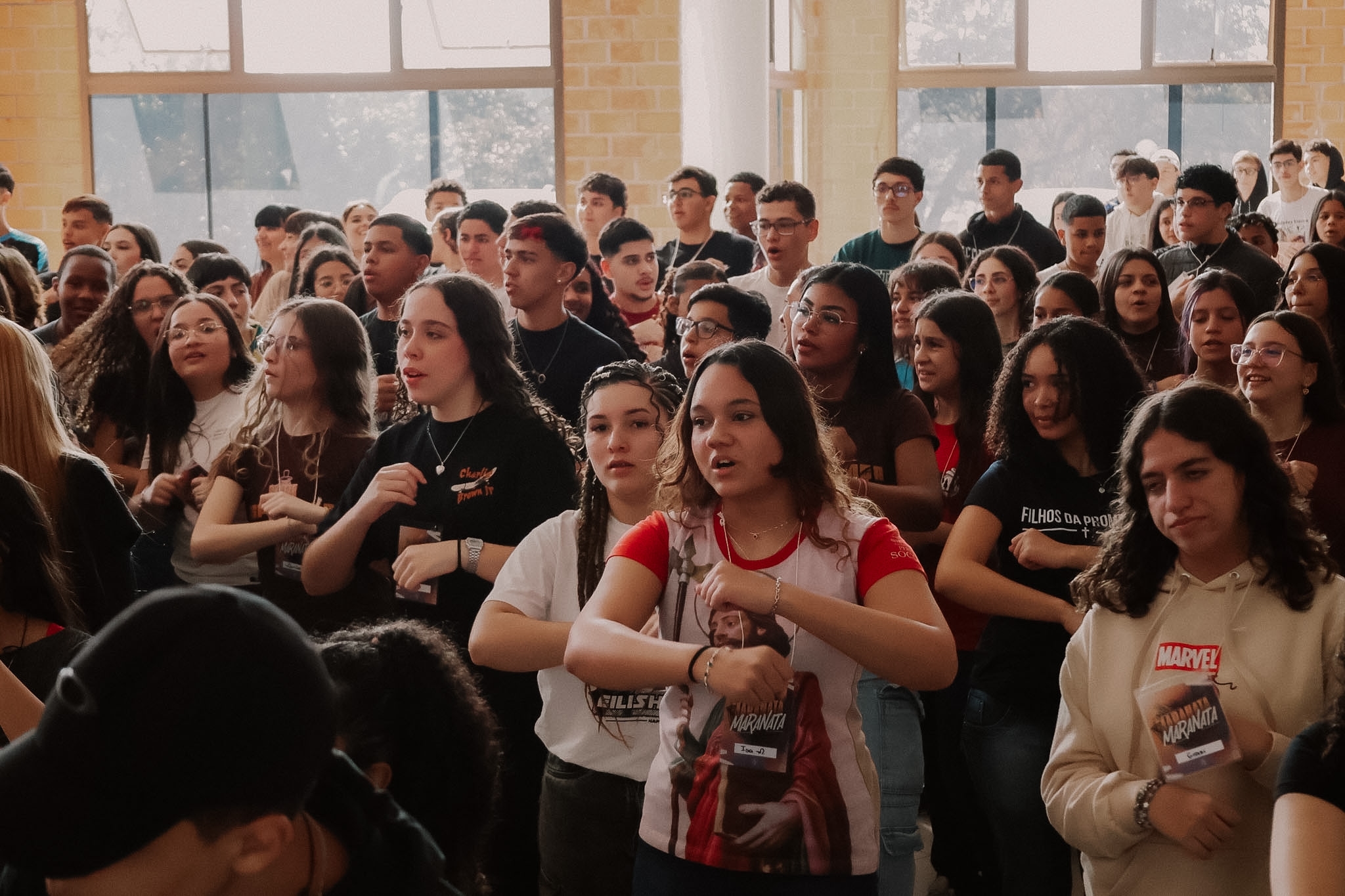 Jovens do JORE de mãos levantadas durante o louvor no Retiro Maranata